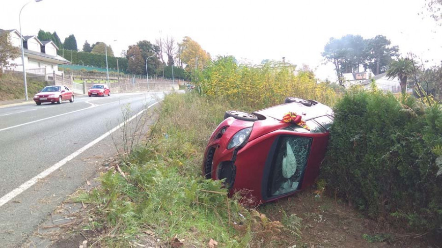 Ingresada en el hospital una mujer tras volcar su coche en la carretera O Temple-Cambre