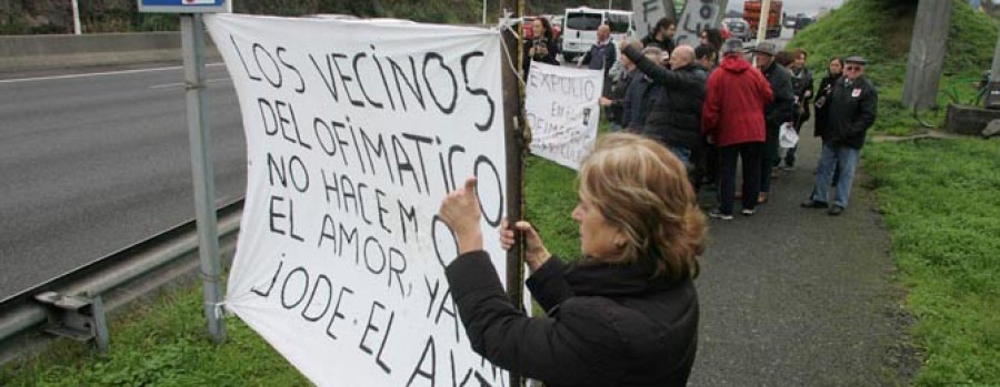 Dos familias del Ofimático entregan las llaves de sus casas al Ayuntamiento