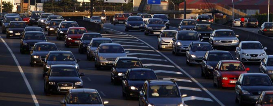 Atascos kilométricos en los peajes de la autopista