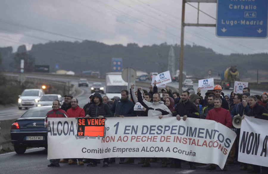 Empleados de Alcoa impiden la salida del producto y solicitan apoyo en A Coruña