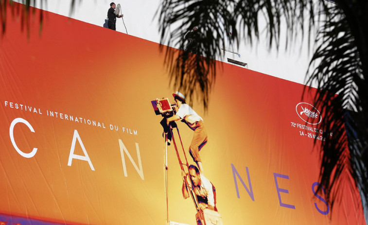 Todo listo para extender la alfombra roja en los 24 escalones del Olimpo de Cannes