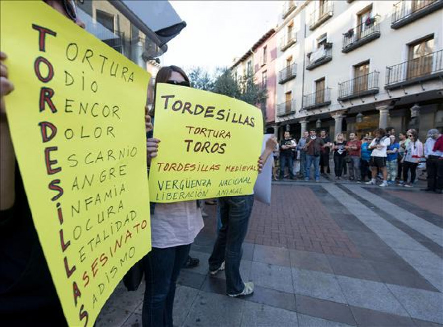Un centenar de personas pide en Valladolid la abolición del Toro de la Vega