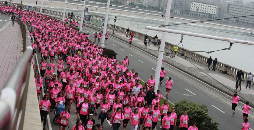 El paseo marítimo se viste de rosa con la VI Carrera de la Mujer