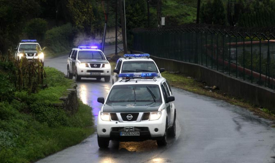 Un conductor alerta de su propio accidente tras caer por un desnivel de 50 metros