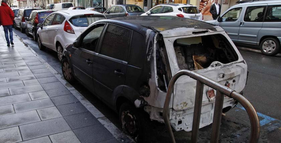 Un coche resulta calcinado en el incendio de un contenedor