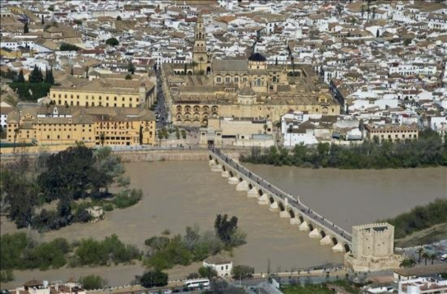 Una plataforma denuncia un "complot" para que la Iglesia se quede con la Mezquita-Catedral