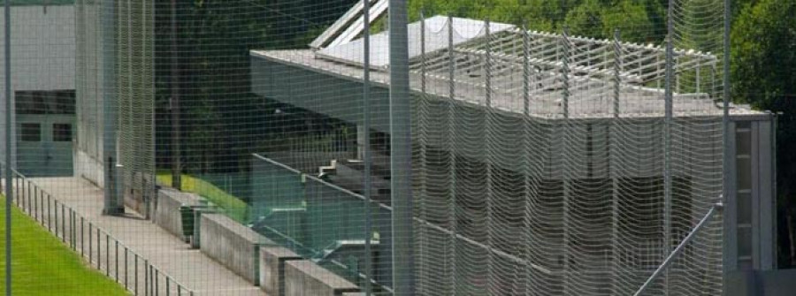 Sustraen otras 42 placas solares de un campo de fútbol en Coirós