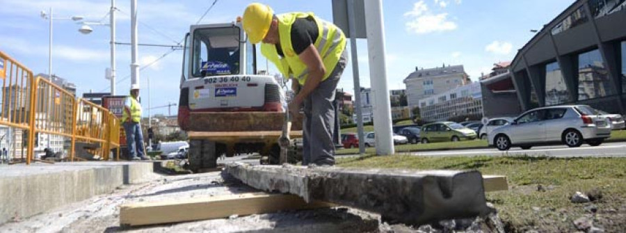 Los operarios comienzan a levantar los raíles del tranvía junto a las Esclavas