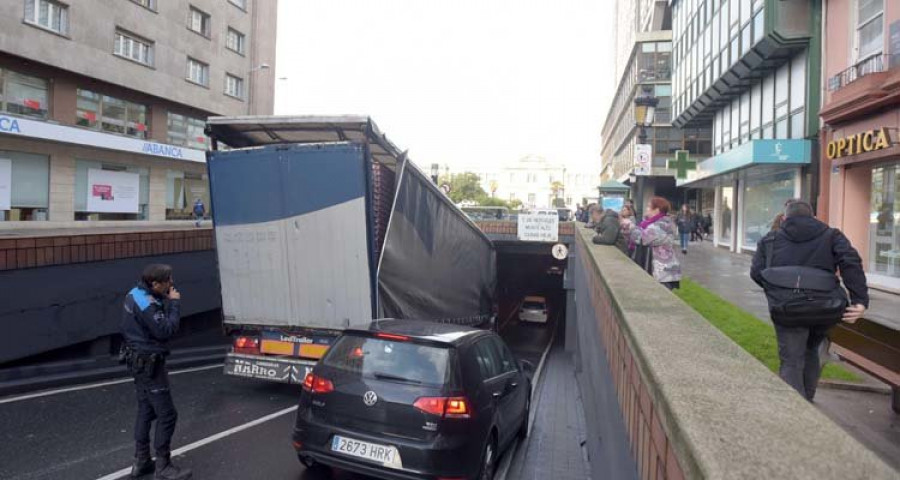 Un camión de gran tonelaje bloquea el túnel de Juana de Vega durante más de una hora