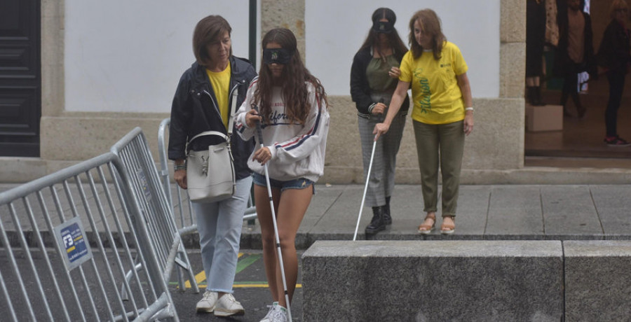 Los peatones se ponen en la piel de personas con discapacidades en  el centro de la ciudad