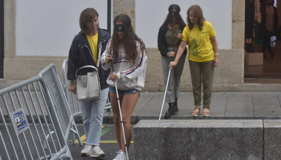 Los peatones se ponen en la piel de personas con discapacidades en  el centro de la ciudad