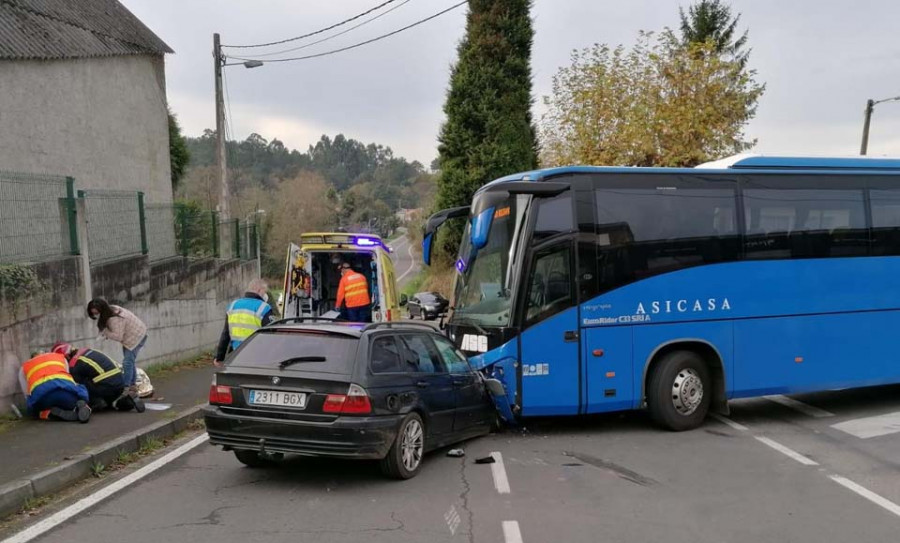 Herido el conductor de un turismo que chocó contra un autobús escolar en Bribes