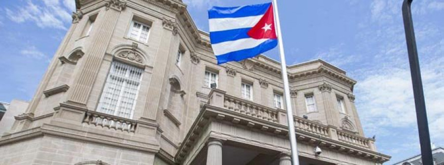 La bandera de Cuba ondea ya en su embajada de EEUU después de 54 años