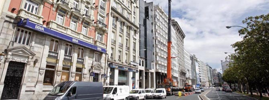 El cambio de rótulo del Banco Pastor obliga a cortar un carril en el Cantón