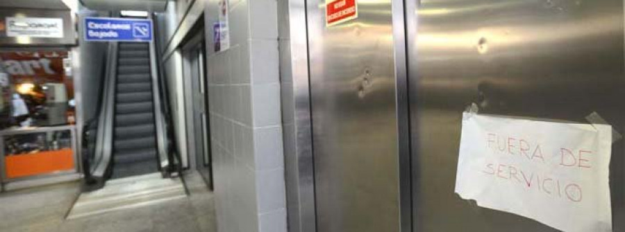 El Ayuntamiento y Saite pelean por el arreglo del elevador de la plaza de Lugo