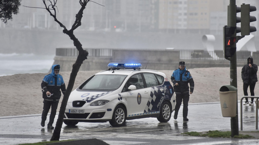 A Coruña corta calles al tráfico para garantizar la distancia en los paseos