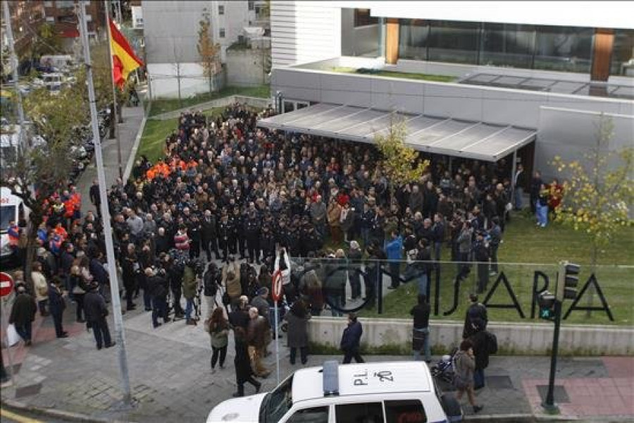 La Brilat recuerda en el desfile de su patrona a la policía fallecida en Vigo