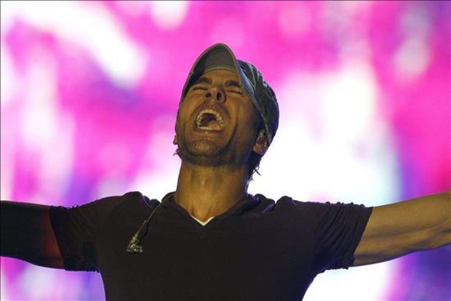 El cantante Enrique Iglesias sufre cortes en una mano con un dron en concierto