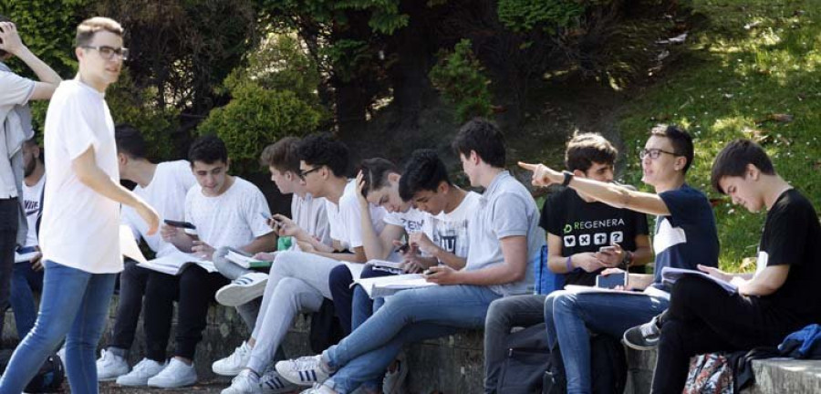 Los “afortunados” por hacer la última selectividad superan el primer día entre nervios