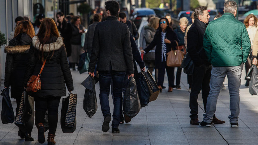 Los coruñeses acuden en masa al primer día oficial de las rebajas