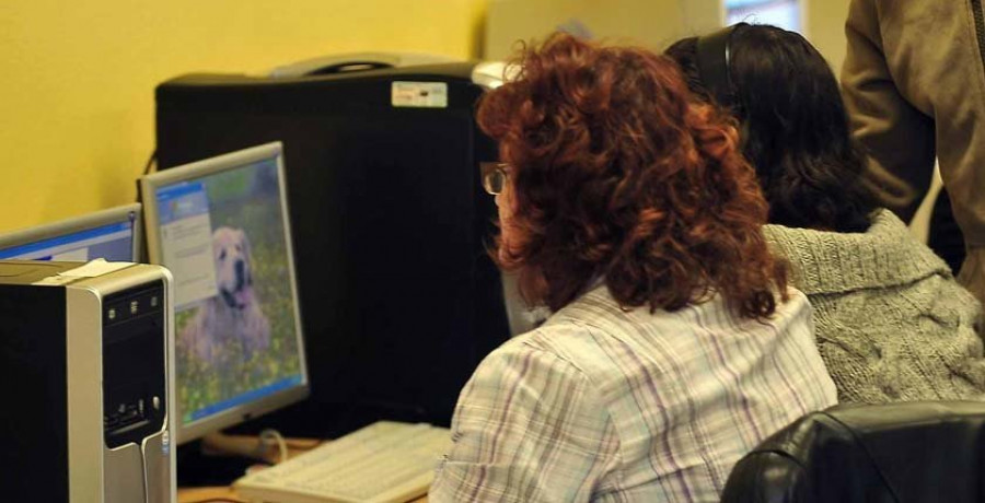 Las mujeres gallegas de 16 a 54 años superan a los hombres en el uso de Internet y tecnología