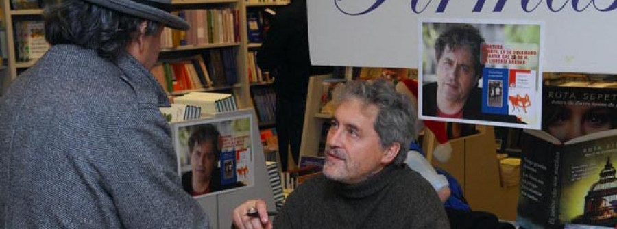 El autor Manuel Rivas firma ejemplares  de sus dos últimos libros en Arenas