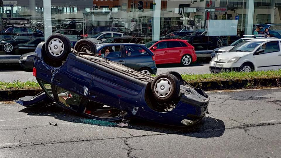 Un conductor pierde el control de su coche y vuelca en la N-VI a la altura de Perillo