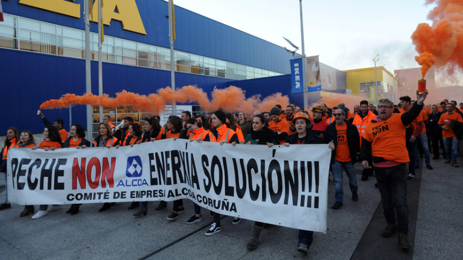 Los trabajadores de Alcoa vuelven a manifestarse y exigen "más implicación" del Gobierno