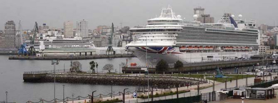 El puerto recibe la primera escala  doble del año, con 6.000 cruceristas