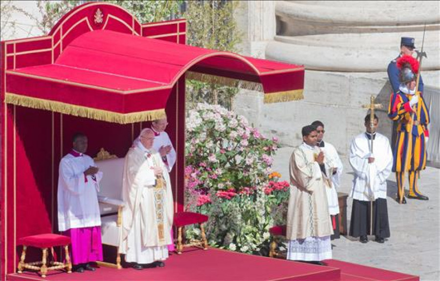 El Papa cierra hoy los ritos de la Semana Santa con la bendición "Urbi et orbi"