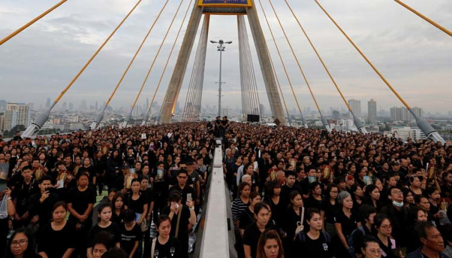 miles de tailandeses honran en un puente la memoria del rey bhuridol