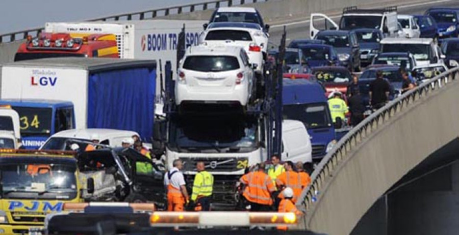 Centenares de heridos en una colisión en cadena de hasta 130 vehículos en una autopista inglesa