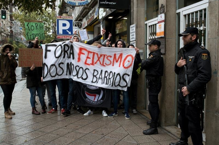 VOX se presenta en Ourense entre protestas y gritos de "antifascistas"