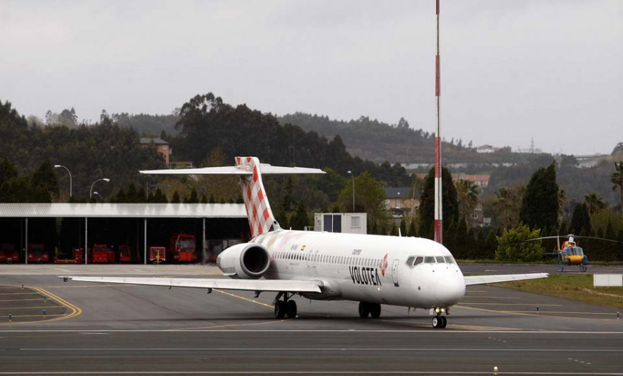 El aeropuerto de Alvedro aspira a ser base de Volotea el próximo año