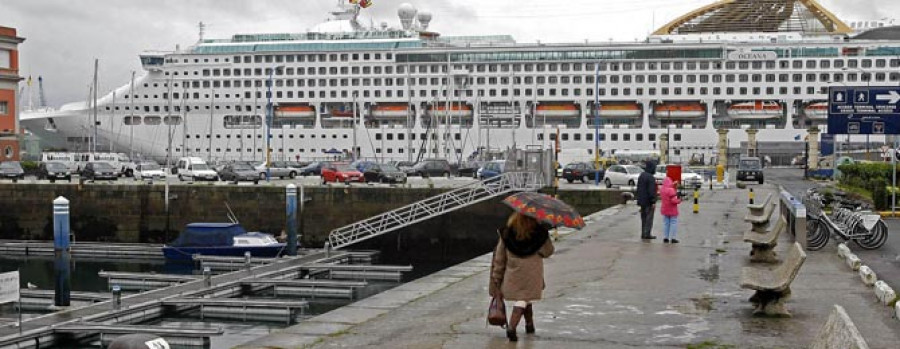 La ciudad recibe al primero de los cuatro transatlánticos de este mes