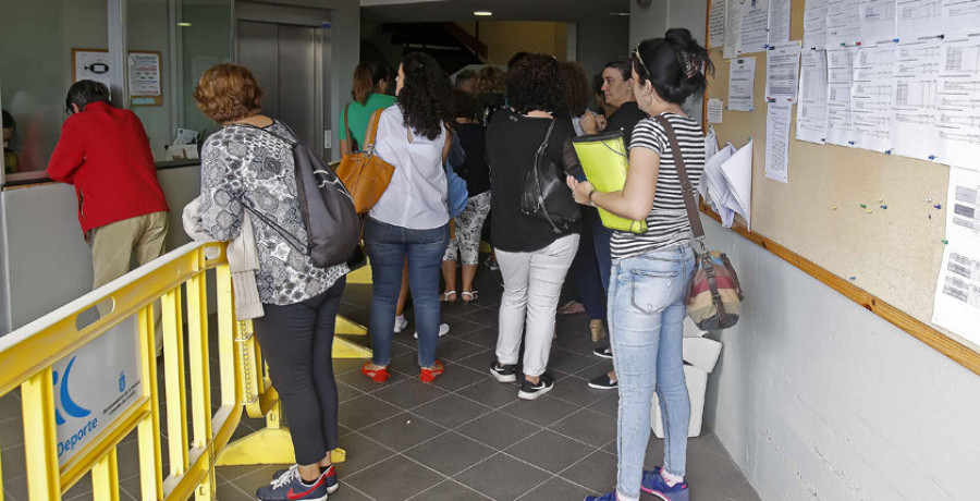 Largas colas en Riazor para luchar por una plaza en las escuelas deportivas municipales