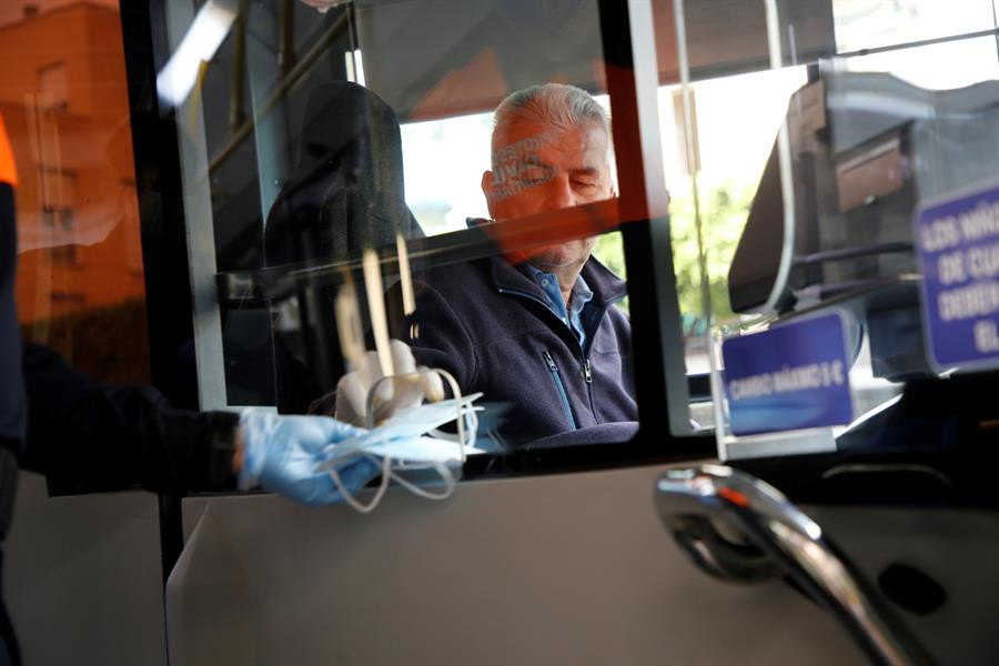 El Gobierno proseguirá este martes el reparto de 344.000 mascarillas en la provincia de A Coruña