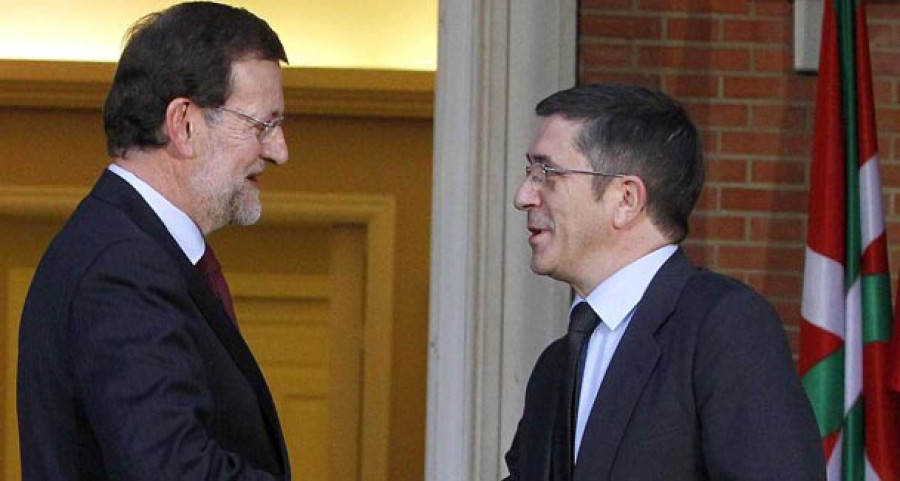 El lehendakari pide a Rajoy que acerque a los presos etarras y legalice Batasuna