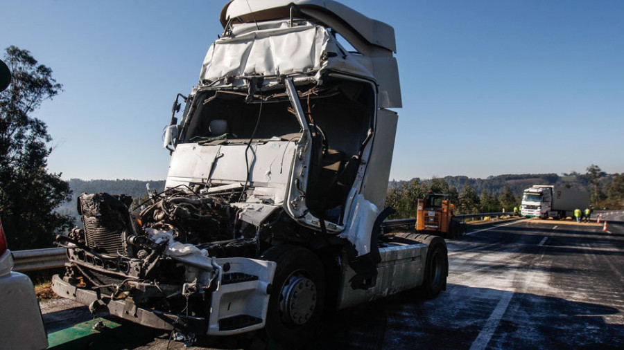 Muere el conductor de un camión al chocar en la A-6 a la altura de Coirós