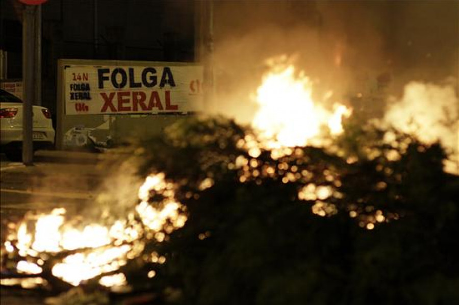 Más de una veintena de contenedores quemados y un coche calcinado, en Vigo