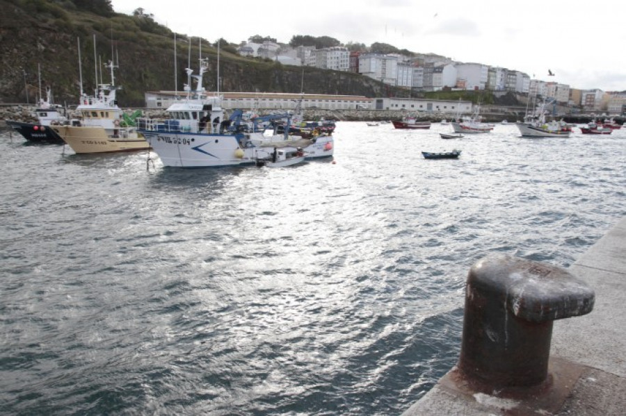 Envorca un pesqueiro preto de Malpica e rescatados os seus catro tripulantes