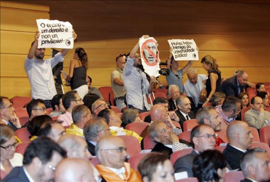 Manifestantes interrumpen en la apertura del curso universitario en protesta por los recortes