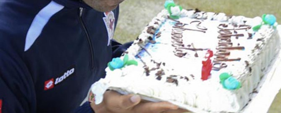 La peña Bodipo Casa Freire le regaló una tarta al delantero en su cumpleaños