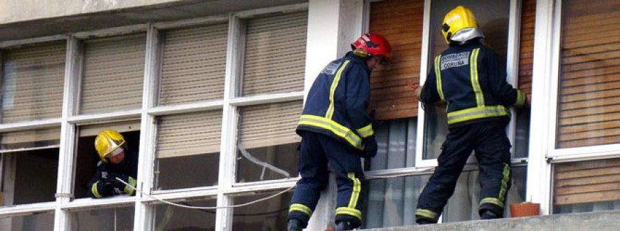 Los bomberos rescatan a una anciana que se quedó atrapada en su domicilio