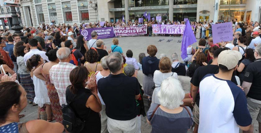 Decenas de coruñeses protestan por el asesinato de Cabanas