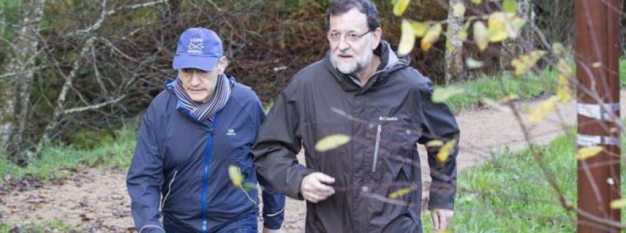 Rajoy sigue con  su apuesta por el senderismo durante sus vacaciones