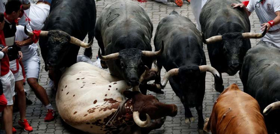 Un accidentado octavo encierro pone fin a los sanfermines 2016marcados por abusos sexuales