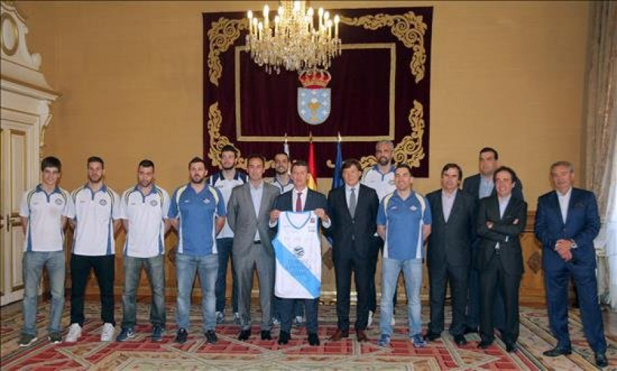 El Ourense regala una camiseta firmada a Núñez Feijóo por el ascenso