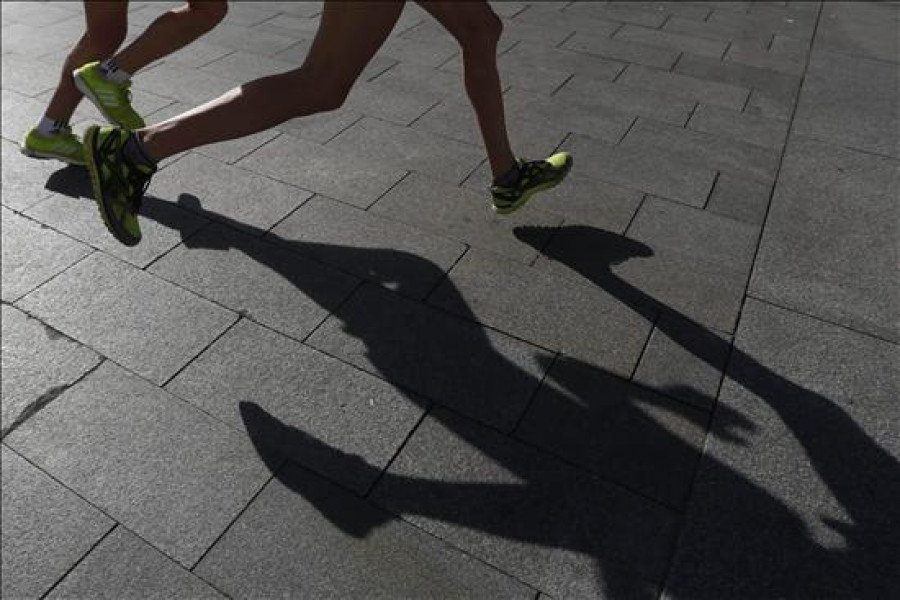 El Samur atiende a un corredor del maratón de Madrid con un posible infarto