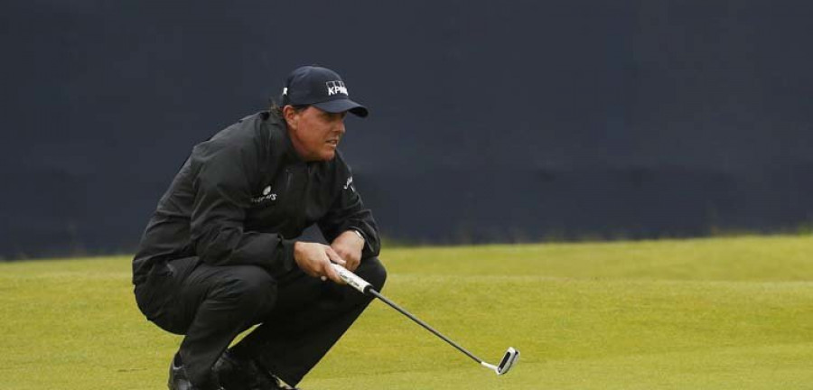 Mickelson sigue primero tras una difícil jornada